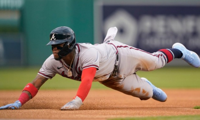 Ronald Acuña Jr. iguala marca histórica de robos en los Bravos de Atlanta
