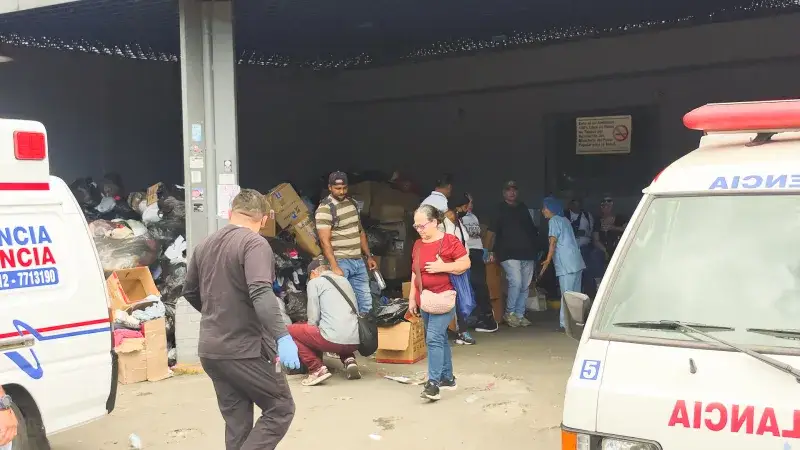 Familias recorren hospitales de Caracas y listas en papel para hallar desaparecidos