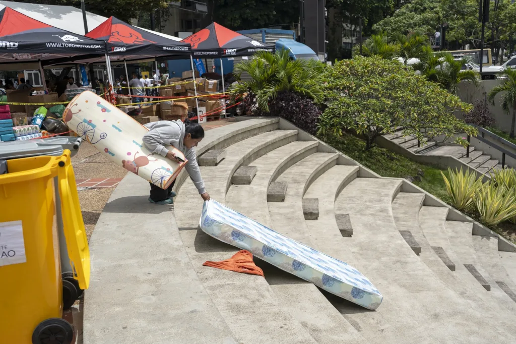 Lluvias complican la noche de los refugiados en Caracas tras los sismos