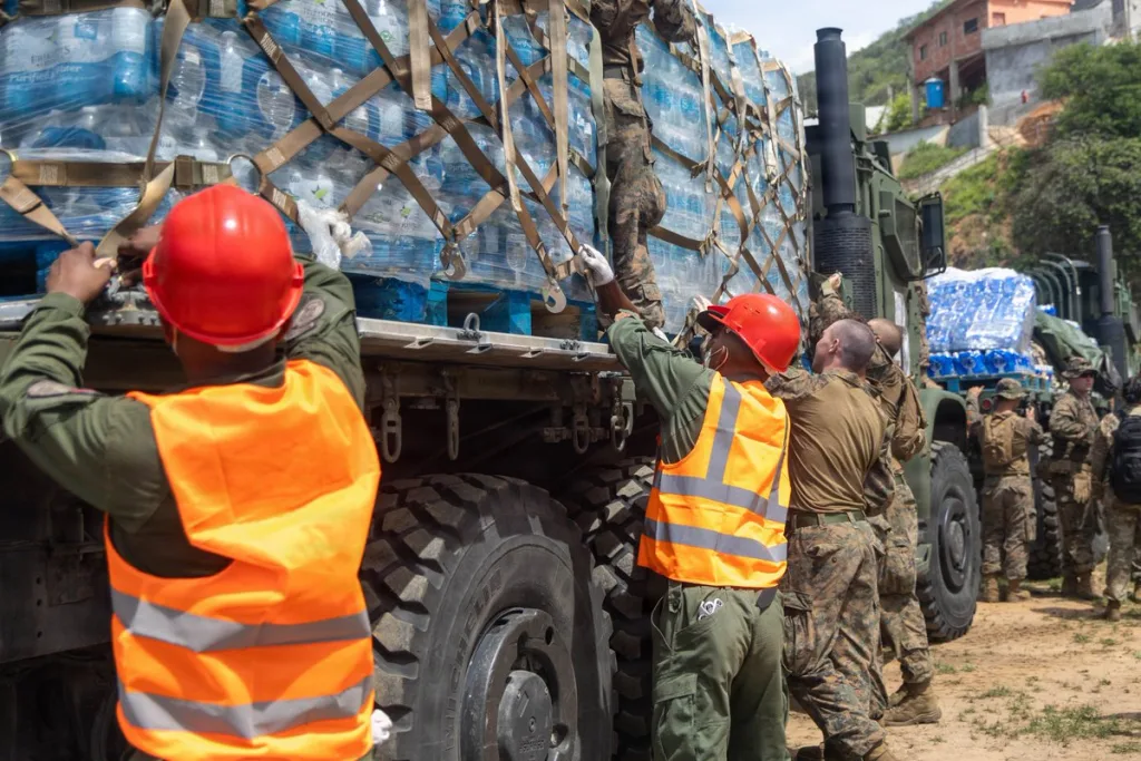 Militares de EE. UU. distribuyen agua en Anare tras sismo