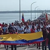 
			Multitudinaria marcha cruzó el puente para confirmar el Sí de zulianos por el Esequibo		