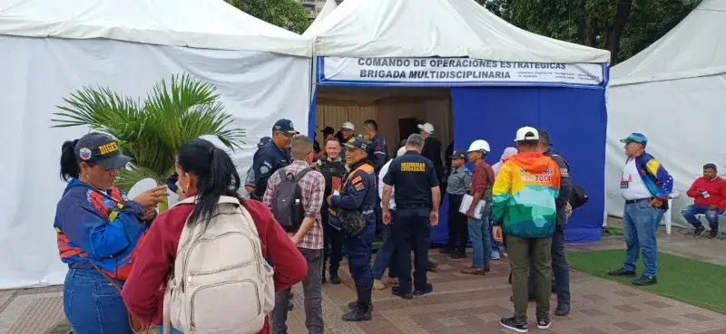 Periodistas esperan en Caracas sin recibir declaraciones oficiales