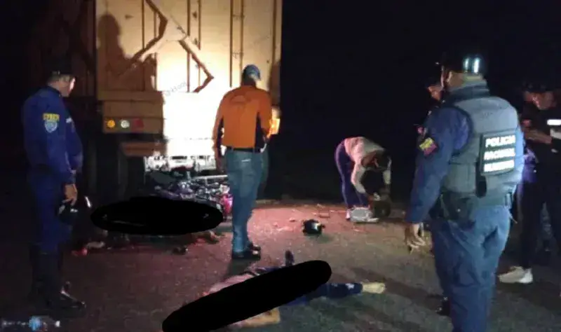Mueren 4 miembros de una familia en choque de moto contra gandola