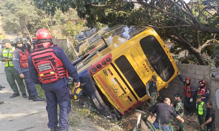 Vuelco de autobús en Caracas deja unas nueve personas heridas
