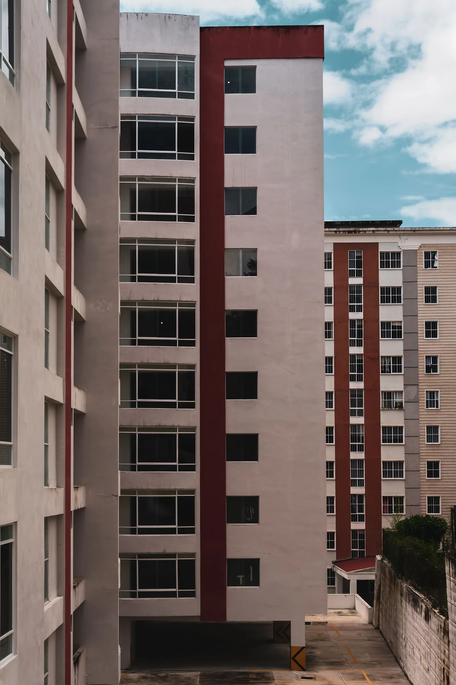 Vertical shot of modern apartment buildings in Mérida, Venezuela, showcasing architectural design.