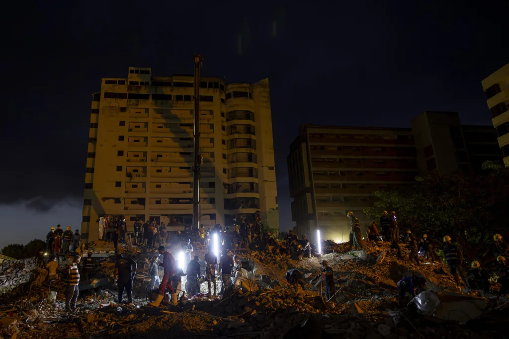 Caracas intenta volver a la rutina entre réplicas y duelo