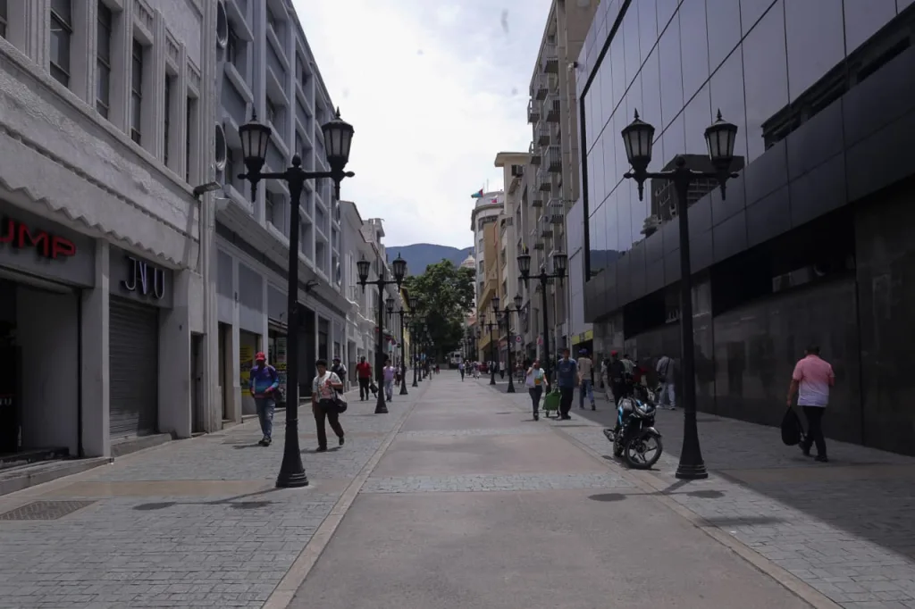 Caracas intenta volver a la normalidad entre réplicas, carpas y búsquedas