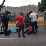 Falla mecánica en moto desencadena aparatoso choque en la C2