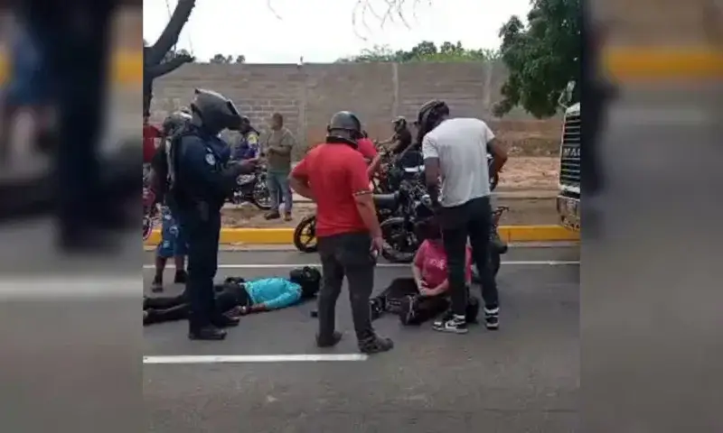 Falla mecánica en moto desencadena aparatoso choque en la C2