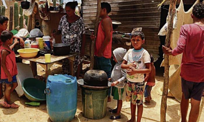 Con calor y zancudos enfrentan los cortes eléctricos en Guajira