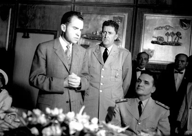 File:1958. Mayo. Visita de Richard Nixon, vicepresidente de EEUU, a Venezuela. A su izquierda, un personaje sin identificar, y Wolfgang Larrazábal, presidente de la Junta de Gobierno.jpg