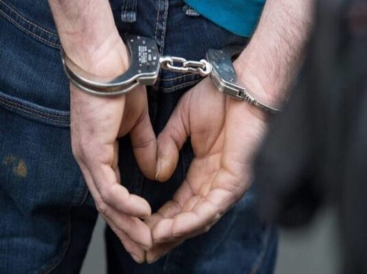 
				Presos dos policías por agredir a una enfermera y apuntarla con el arma			