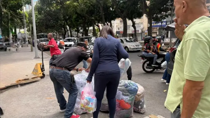 Rescatistas siguen en Caracas mientras vecinos sostienen la emergencia tras los sismos