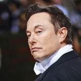 
				Elon Musk crea X.AI, una empresa de inteligencia artificial que competirá con ChatGPT de OpenAI			