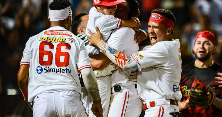 Cardenales remonta y queda a un paso de la final