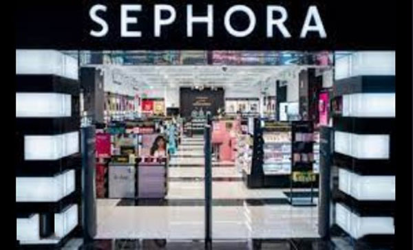 
			Clientes de famosa cadena de cosméticos dicen que una de sus cremas atrae a las arañas y científicos responden		