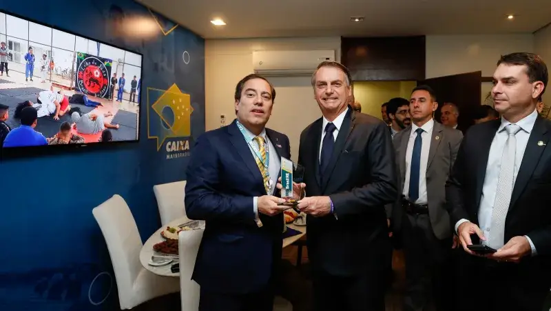 File:Pedro Guimarães, Jair Bolsonaro e Flávio Bolsonaro.jpg