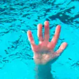 
			Niño de cinco años murió ahogado en una piscina de Guacara		