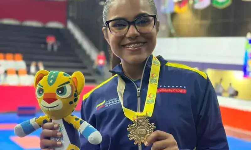 Atleta cabimense gana oro en kata femenino en los V Juegos del Alba