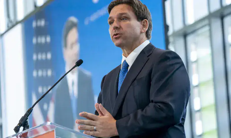 Gobernador de Florida firma ley que prohíbe TikTok en universidades y oficinas públicas