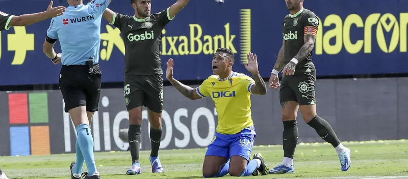Darwin Machís expulsado por una falta a Yangel Herrera en el Cádiz-Girona