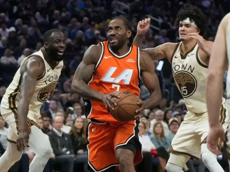 Kawhi Leonard vuelve a los Raptors tras complejo traspaso en la NBA