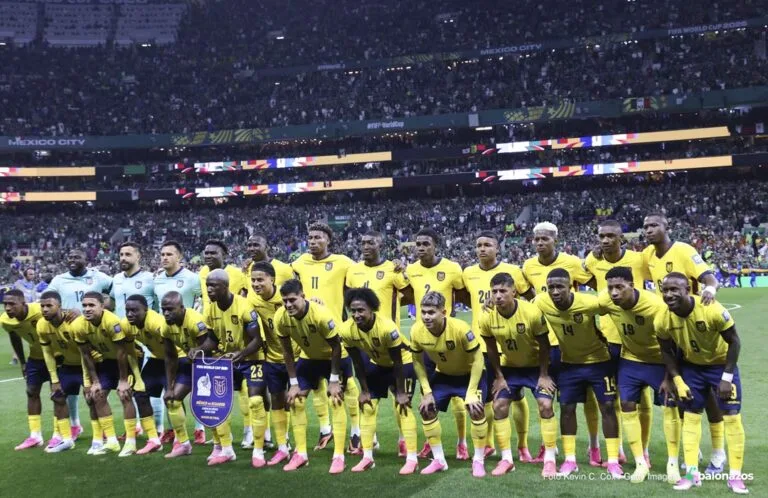 México supera a Ecuador 2-0 y corta una espera de 40 años en Mundiales