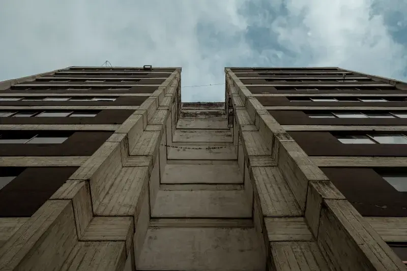 Low angle view of a tall urban building in Mérida, Venezuela against a cloudy sky.