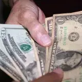 Primeros dólares en efectivo llegan a bancos