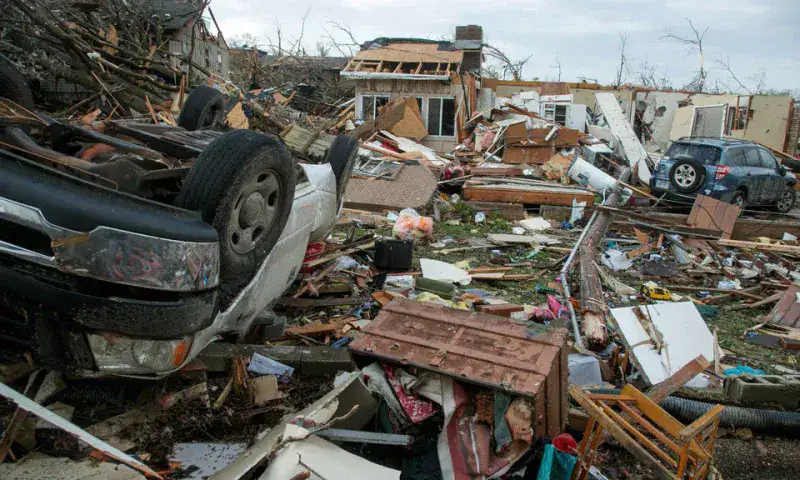 Aumentan a 32 los muertos por tornados en varias zonas de EE. UU.