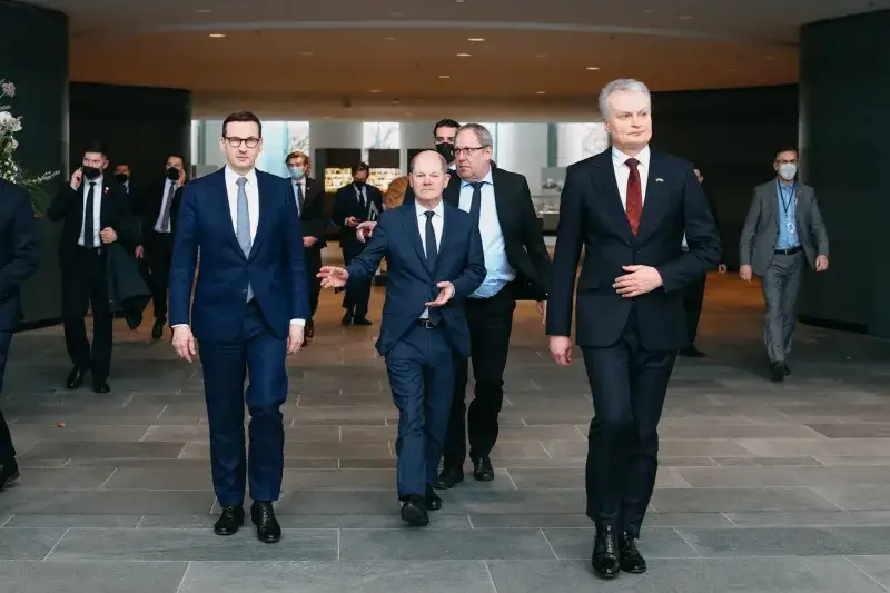 File:Morawiecki spotkał się z Olafem Scholzem i Gitanasem Nausėdą w Kancelarii Federalnej w Berlinie (2022.02.26) 05.jpg