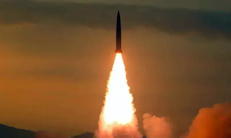 Corea del Norte dispara misiles mientras Kim Jong-un está en Rusia