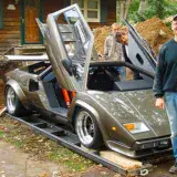 Ingeniero construyó durante 17 años un Lamborghini Countach en el sótano de su casa y luego tuvo problemas para sacarlo