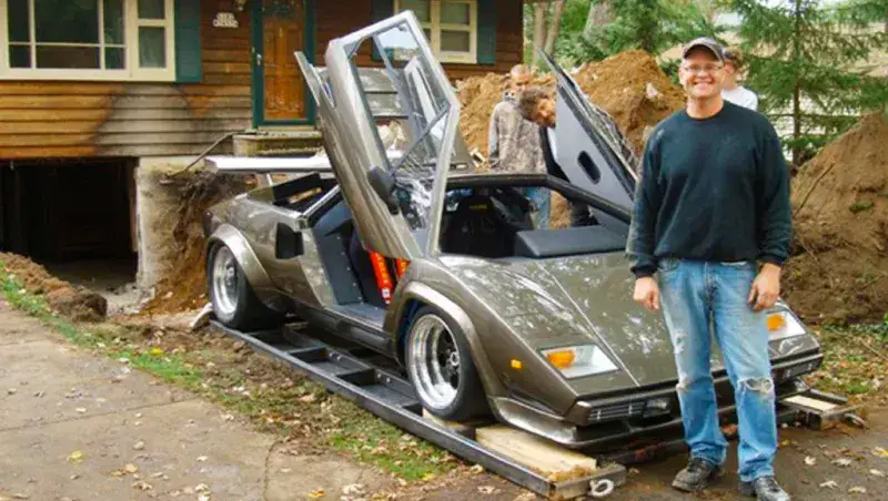 Ingeniero construyó durante 17 años un Lamborghini Countach en el sótano de su casa y luego tuvo problemas para sacarlo