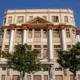 Statuesque edifice in Maracaibo with classical columns against a clear sky.