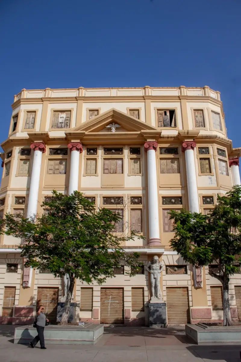 Statuesque edifice in Maracaibo with classical columns against a clear sky.