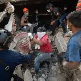 Rescatistas siguen contra reloj en Venezuela para salvar sobrevivientes del sismo