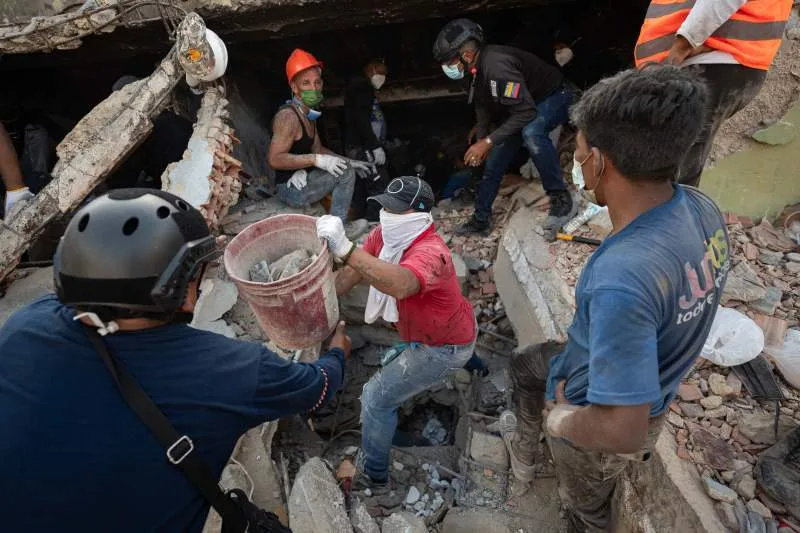 Rescatistas siguen contra reloj en Venezuela para salvar sobrevivientes del sismo