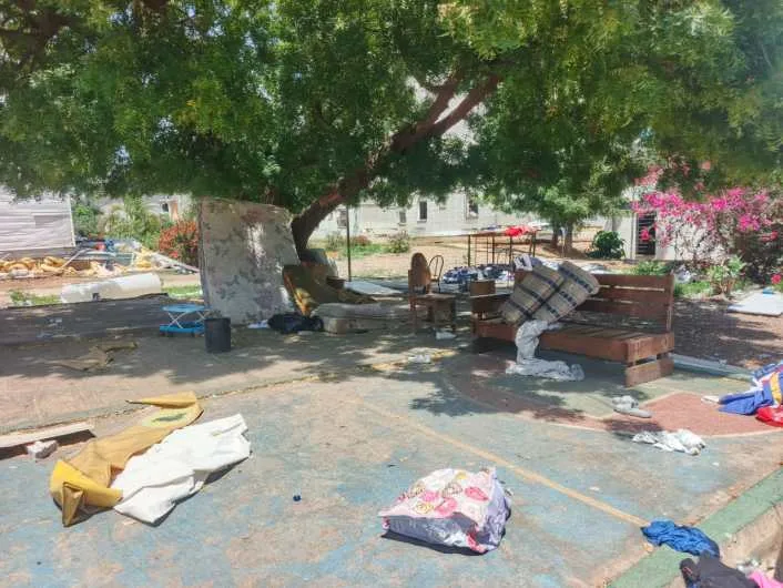 Catia La Mar: vecinos rescataron a dos vivos entre metales