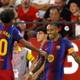 Exhibición de Raphinha: el Barcelona remonta y golea al Sevilla