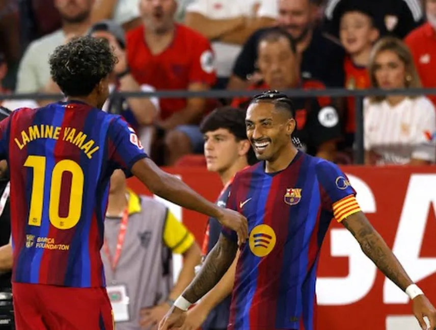 Exhibición de Raphinha: el Barcelona remonta y golea al Sevilla