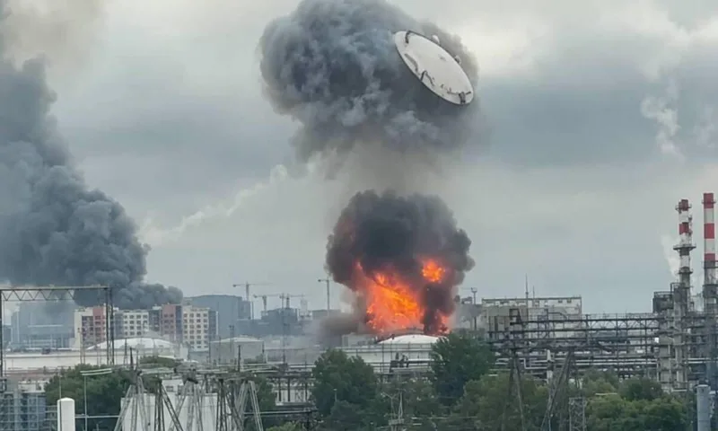Zelenski afirma que Ucrania volvió a golpear la refinería de Moscú por segunda vez