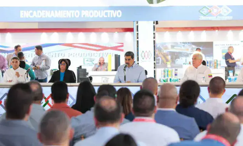 Maduro entrega 100 camiones recuperados de la corrupción