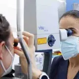 Glaucoma en verano: cómo no abandonar el colirio ni el sol