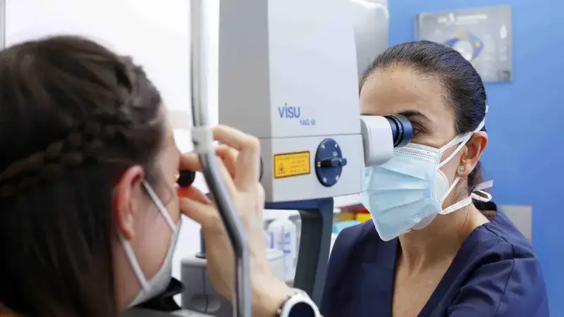 Glaucoma en verano: cómo no abandonar el colirio ni el sol
