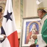 Machado ora en Panamá por víctimas del sismo