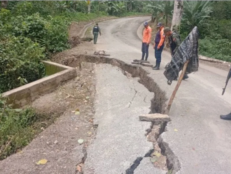 Atienden daños viales por lluvias en la vía agrícola de Caripe