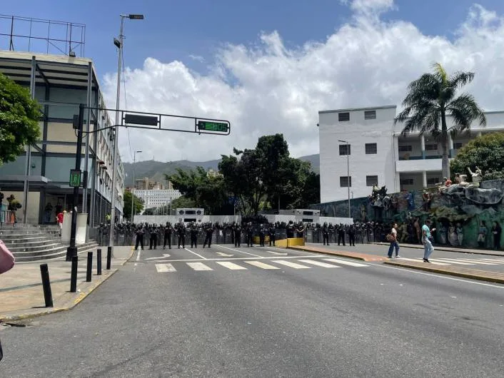 Familiares de presos políticos protestaron frente al cerco