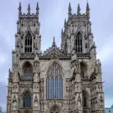 Vista frontal de la Catedral de York Minster en invierno durante el día.