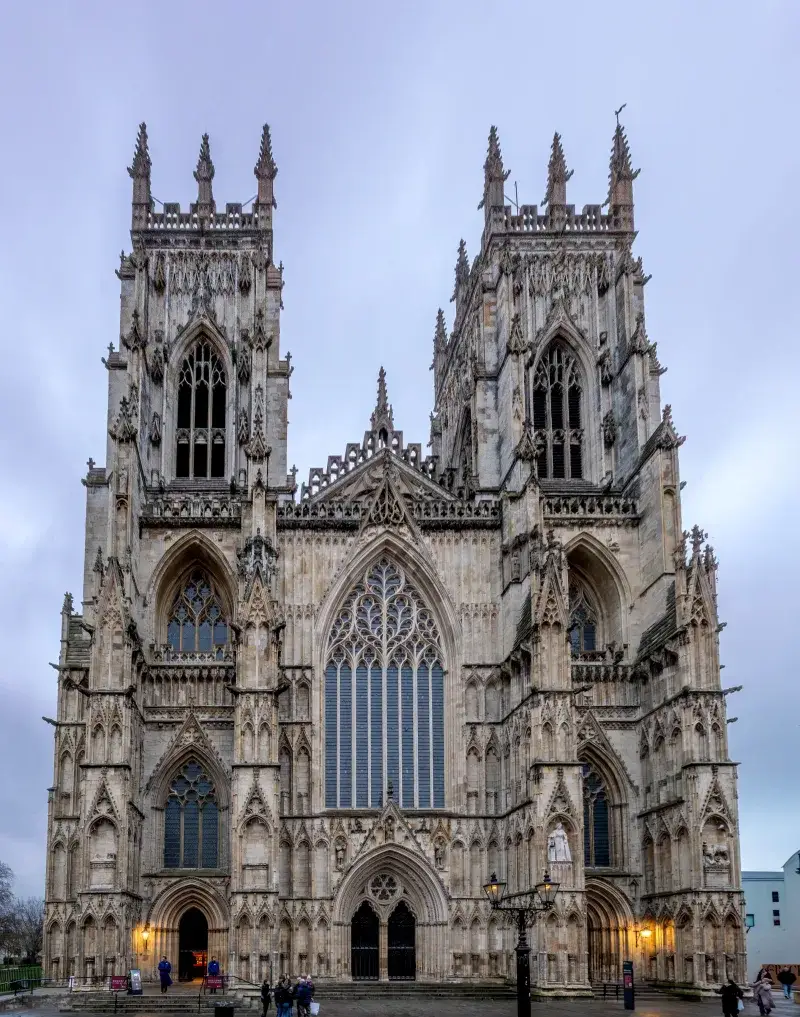 Vista frontal de la Catedral de York Minster en invierno durante el día.